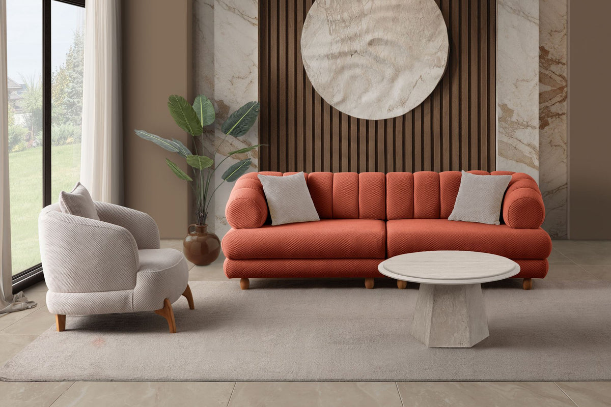Ziegelrotes 3-Sitzer Sofa mit Polyesterbezug in Tuna-Struktur, Holzbeinen und zwei losen Kissen, Gestell aus Hainbuche und Spanplatte.