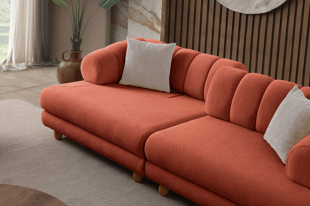 Ziegelrotes 3-Sitzer Sofa mit Polyesterbezug in Tuna-Struktur, Holzbeinen und zwei losen Kissen, Gestell aus Hainbuche und Spanplatte.