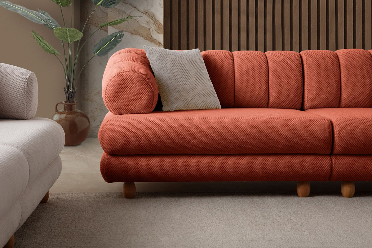 Ziegelrotes 3-Sitzer Sofa mit Polyesterbezug in Tuna-Struktur, Holzbeinen und zwei losen Kissen, Gestell aus Hainbuche und Spanplatte.