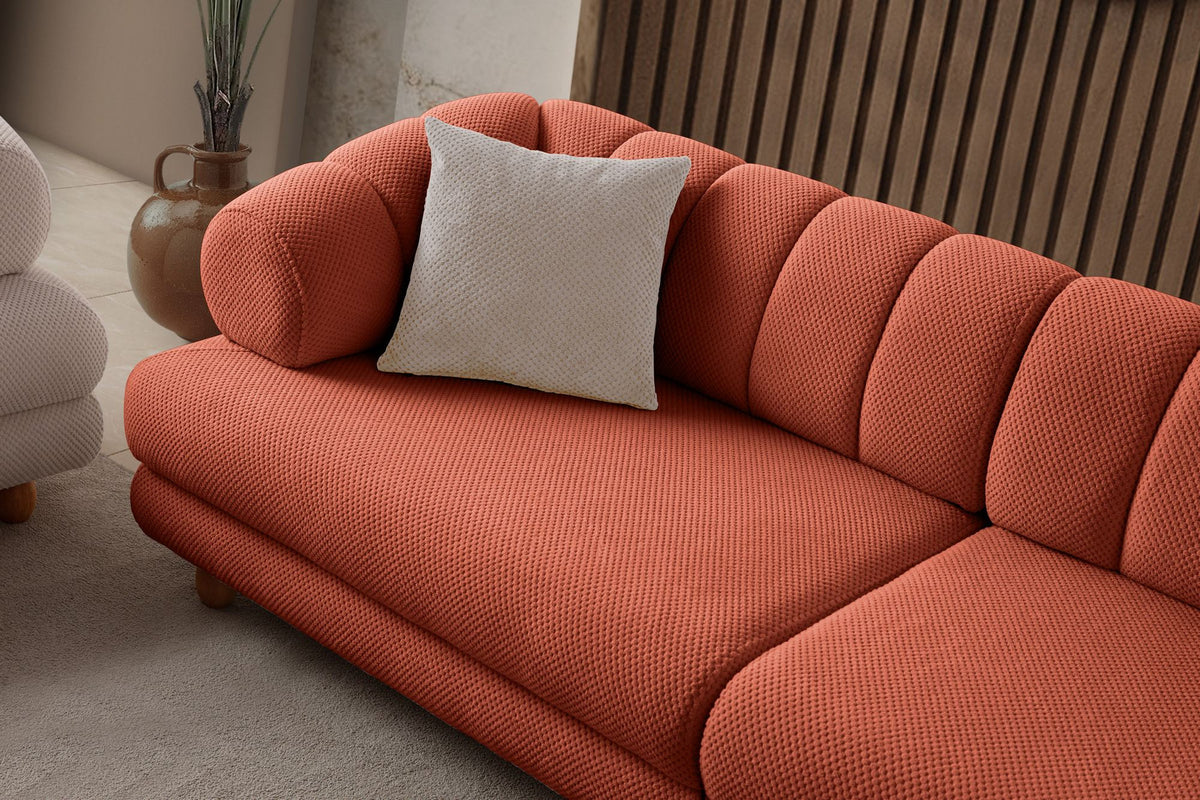 Ziegelrotes 3-Sitzer Sofa mit Polyesterbezug in Tuna-Struktur, Holzbeinen und zwei losen Kissen, Gestell aus Hainbuche und Spanplatte.