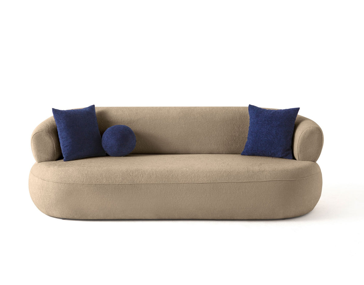 Foto eines 3-Sitzer Sofas in Mink mit Boucle-Stoffbezug, Kunststoffbeinen und zwei Kissen, Gestell aus Hainbuche und Spanplatte.