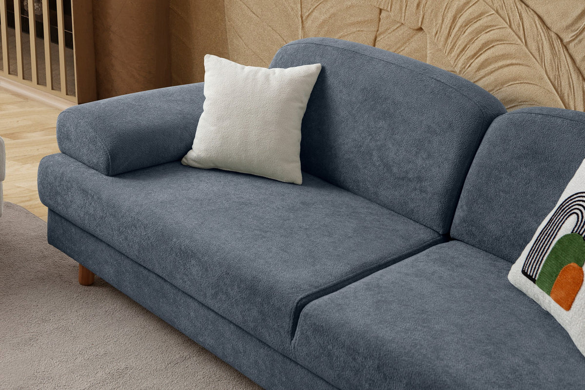 Blaues 3-Sitzer Schlafsofa Aries von Hanah Home mit Coco-Boucle-Stoff, Holzbeinen und drei Kissen, Frontalansicht im Wohnraum.