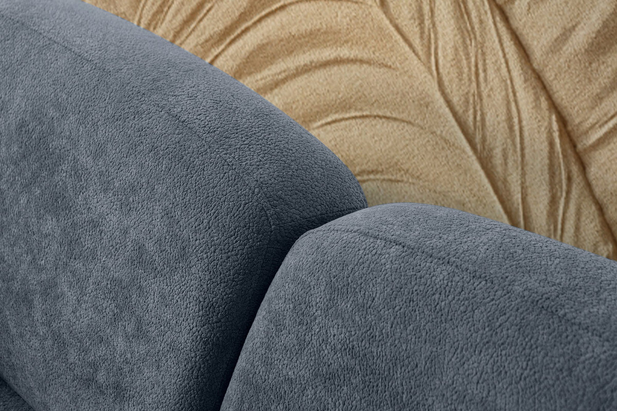 Blaues 3-Sitzer Schlafsofa Aries von Hanah Home mit Coco-Boucle-Stoff, Holzbeinen und drei Kissen, Frontalansicht im Wohnraum.