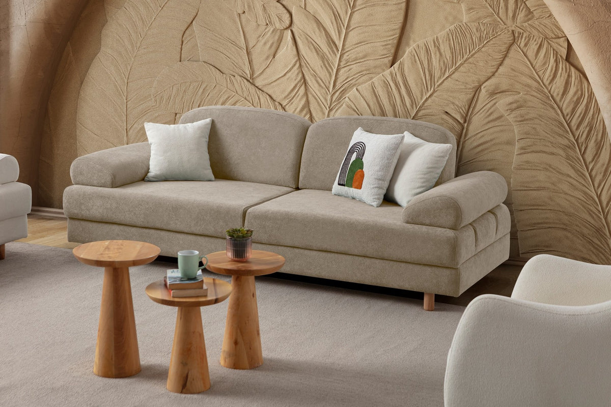 Beiges 3-Sitzer Sofa mit Coco-Boucle-Stoffbezug, Holzbeinen und drei Kissen, seitliche Ansicht auf hellem Hintergrund.