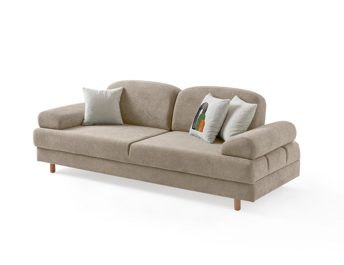 Beiges 3-Sitzer Sofa mit Coco-Boucle-Stoffbezug, Holzbeinen und drei Kissen, seitliche Ansicht auf hellem Hintergrund.