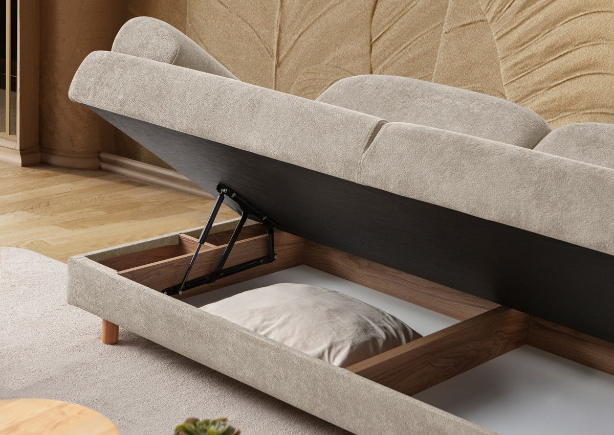 Beiges 3-Sitzer Sofa mit Coco-Boucle-Stoffbezug, Holzbeinen und drei Kissen, seitliche Ansicht auf hellem Hintergrund.