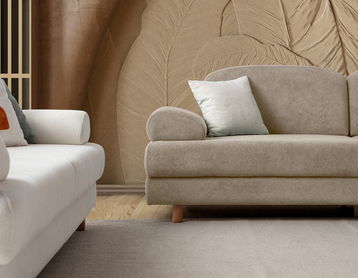 Beiges 3-Sitzer Sofa mit Coco-Boucle-Stoffbezug, Holzbeinen und drei Kissen, seitliche Ansicht auf hellem Hintergrund.