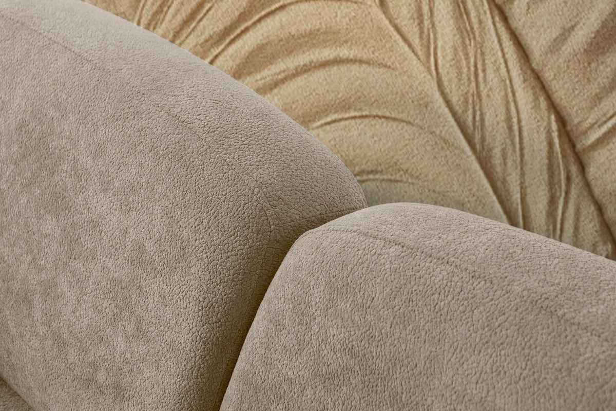 Beiges 3-Sitzer Sofa mit Coco-Boucle-Stoffbezug, Holzbeinen und drei Kissen, seitliche Ansicht auf hellem Hintergrund.