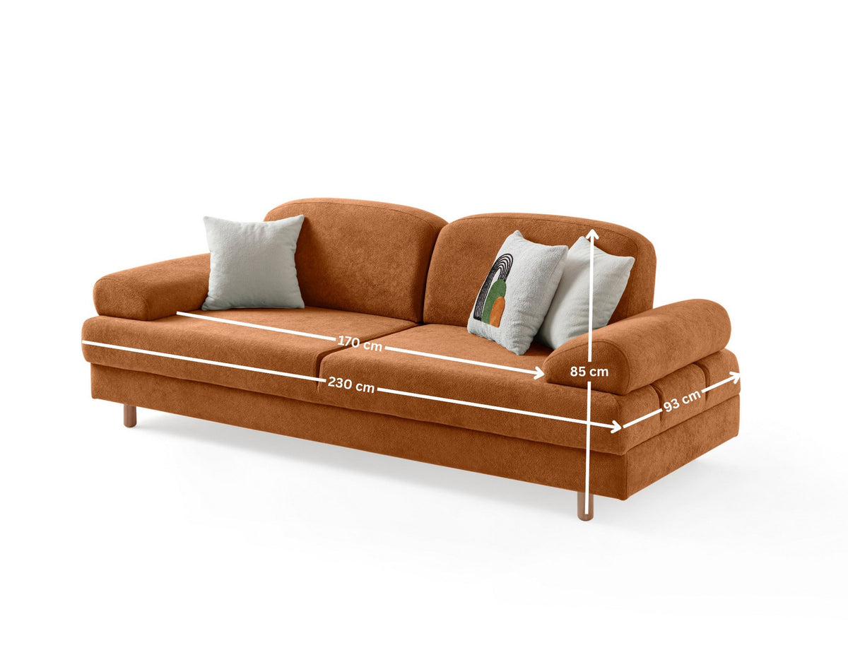 Orangefarbenes 3-Sitzer-Schlafsofa mit Coco-Boucle-Stoffbezug, Holzbeinen und drei Kissen, aufgenommen im Wohnzimmer-Ambiente.