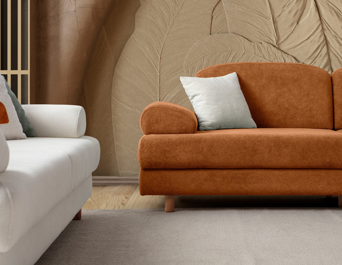 Orangefarbenes 3-Sitzer-Schlafsofa mit Coco-Boucle-Stoffbezug, Holzbeinen und drei Kissen, aufgenommen im Wohnzimmer-Ambiente.