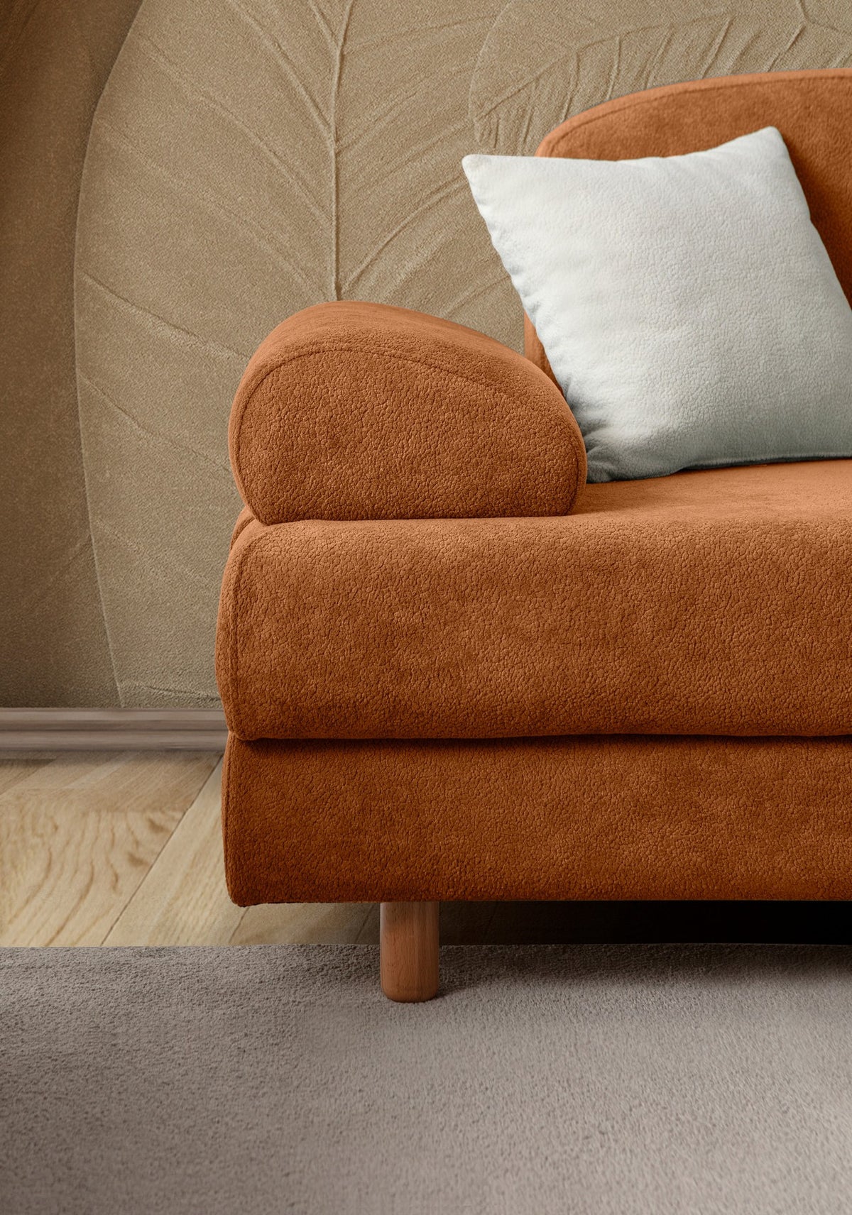 Orangefarbenes 3-Sitzer-Schlafsofa mit Coco-Boucle-Stoffbezug, Holzbeinen und drei Kissen, aufgenommen im Wohnzimmer-Ambiente.