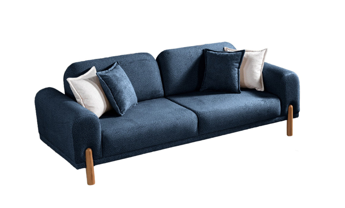 Marineblaues 3-Sitzer Schlafsofa Class Bohem mit flauschigem Bouclé-Bezug, Holzbeinen und vier Kissen, fotografiert auf hellem Hintergrund.