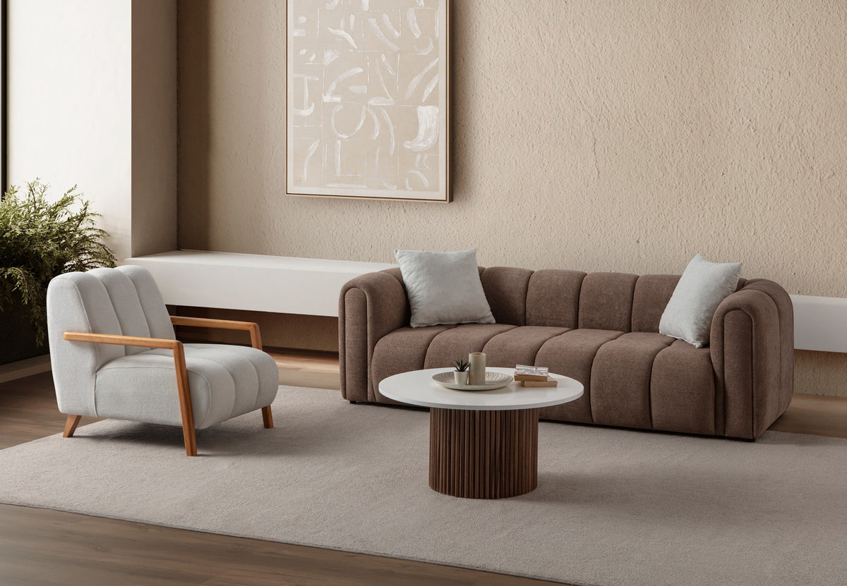 Braunes 3-Sitzer Sofa mit Boucle-Bezug, Hainbuche-Gestell, Kunststoffbeinen und zwei losen Kissen, fotografiert im Wohnraum.