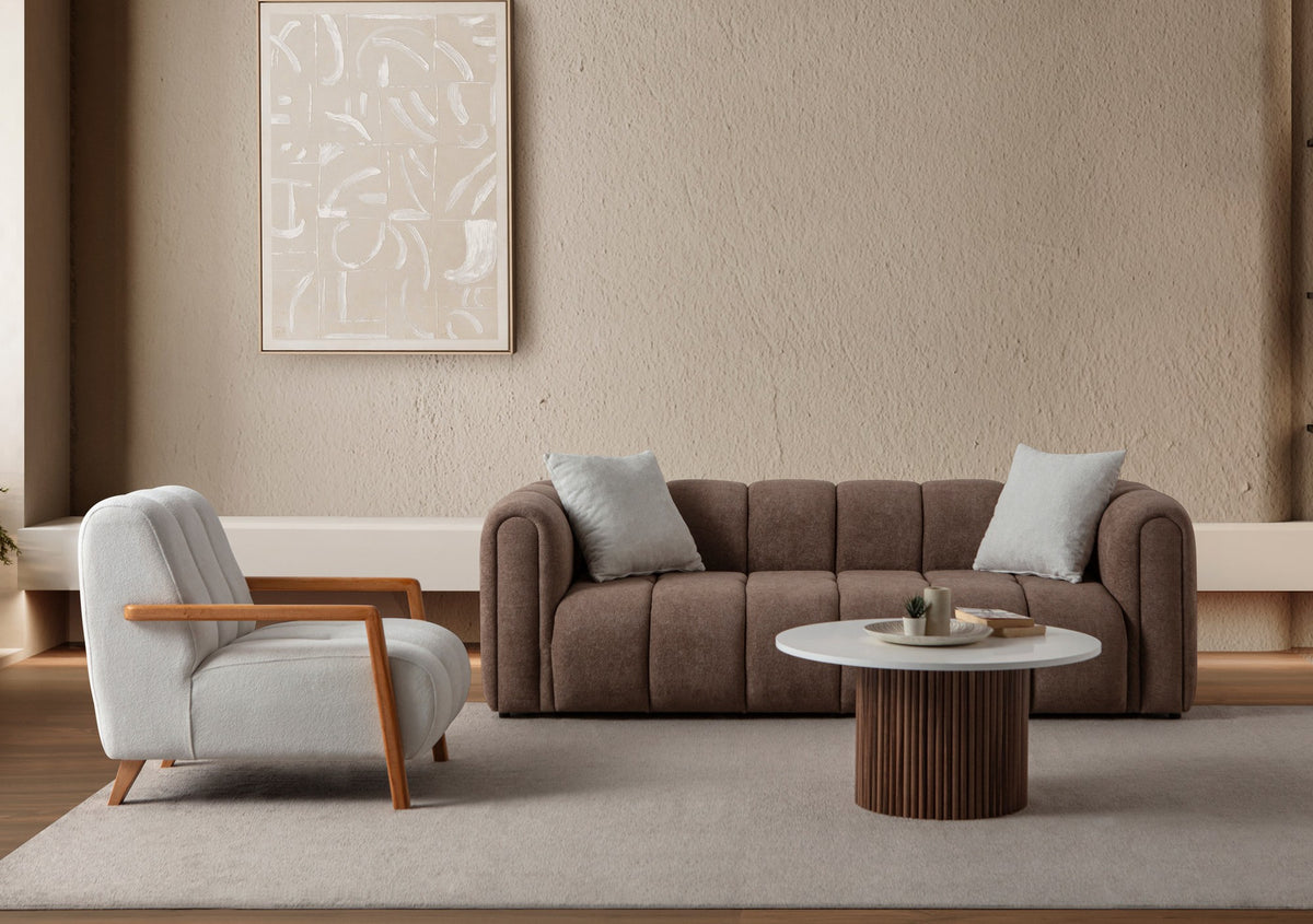 Braunes 3-Sitzer Sofa mit Boucle-Bezug, Hainbuche-Gestell, Kunststoffbeinen und zwei losen Kissen, fotografiert im Wohnraum.