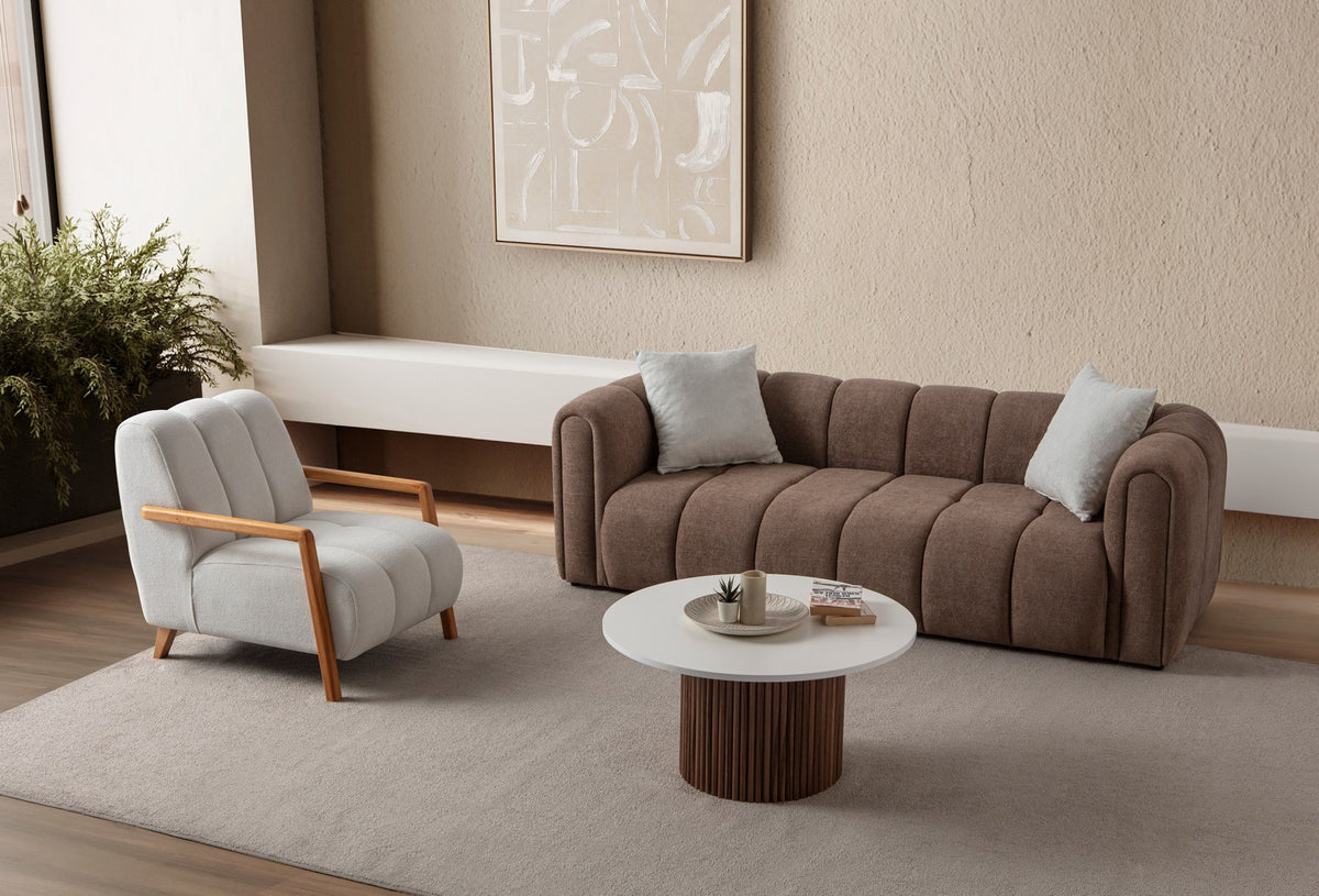 Braunes 3-Sitzer Sofa mit Boucle-Bezug, Hainbuche-Gestell, Kunststoffbeinen und zwei losen Kissen, fotografiert im Wohnraum.