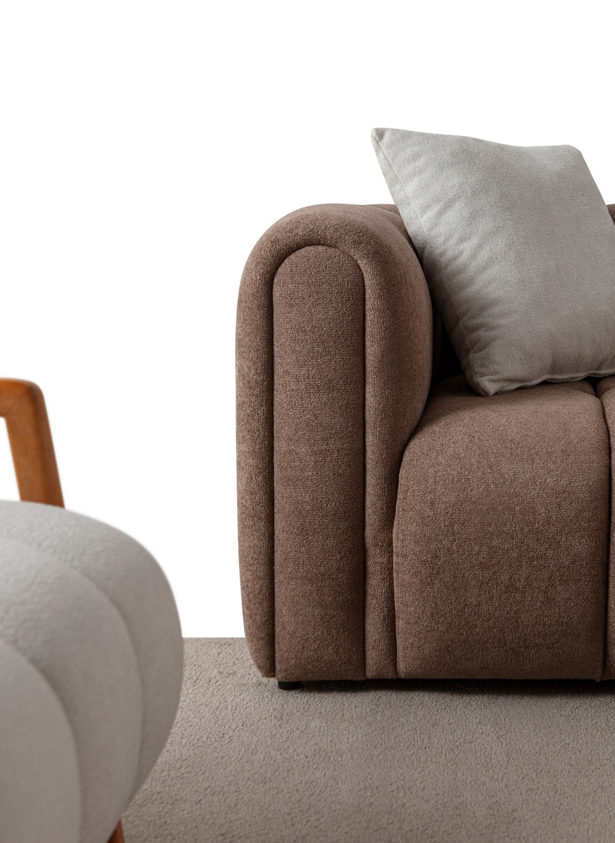 Braunes 3-Sitzer Sofa mit Boucle-Bezug, Hainbuche-Gestell, Kunststoffbeinen und zwei losen Kissen, fotografiert im Wohnraum.