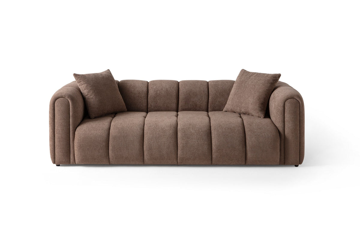 Braunes 3-Sitzer Sofa mit Boucle-Bezug, Hainbuche-Gestell, Kunststoffbeinen und zwei losen Kissen, fotografiert im Wohnraum.