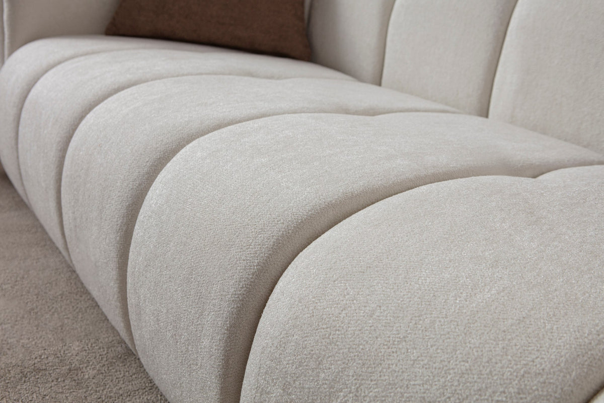 Weisses 3-Sitzer Sofa N-Line von Hanah Home mit Boucle-Stoffbezug, Kunststoffbeinen und zwei passenden Kissen auf hellem Hintergrund.