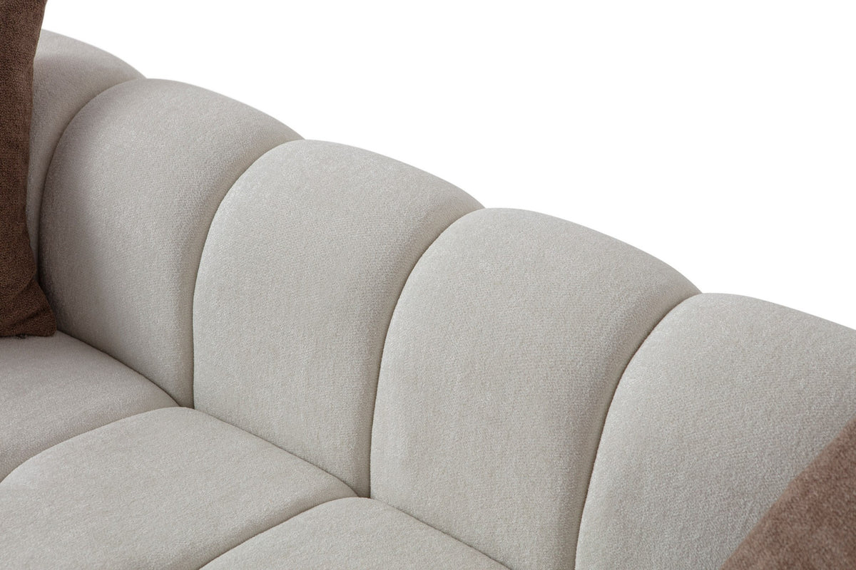 Weisses 3-Sitzer Sofa N-Line von Hanah Home mit Boucle-Stoffbezug, Kunststoffbeinen und zwei passenden Kissen auf hellem Hintergrund.