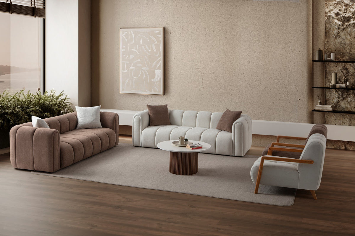 Weisses 3-Sitzer Sofa N-Line von Hanah Home mit Boucle-Stoffbezug, Kunststoffbeinen und zwei passenden Kissen auf hellem Hintergrund.