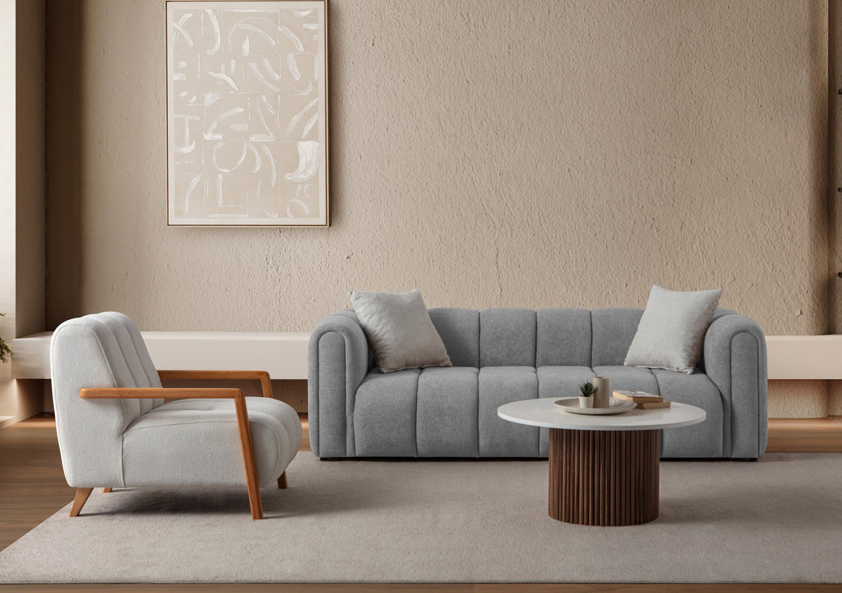 Graues 3-Sitzer Sofa N-Line von Hanah Home mit Boucle-Stoffbezug, Kunststoffbeinen und zwei losen Kissen im Wohnraum.