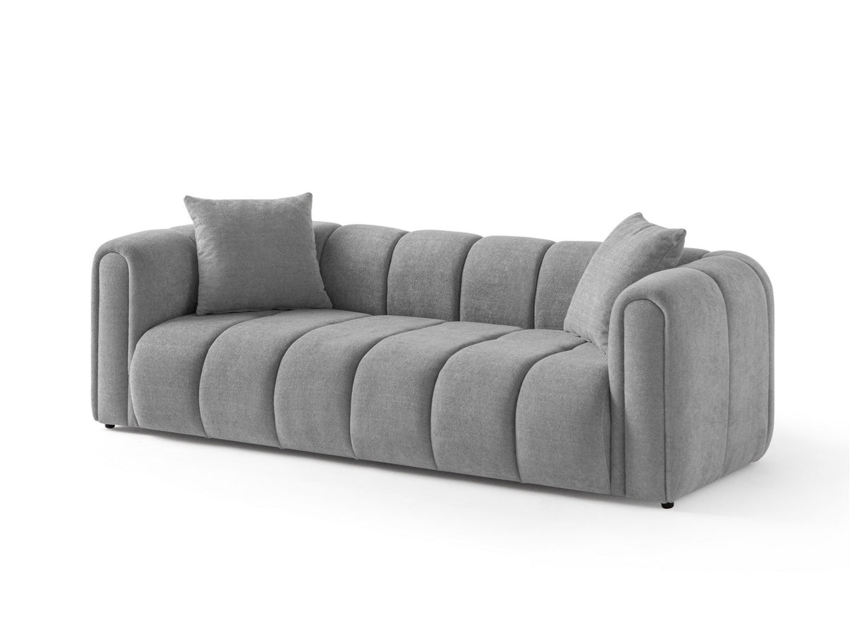 Graues 3-Sitzer Sofa N-Line von Hanah Home mit Boucle-Stoffbezug, Kunststoffbeinen und zwei losen Kissen im Wohnraum.