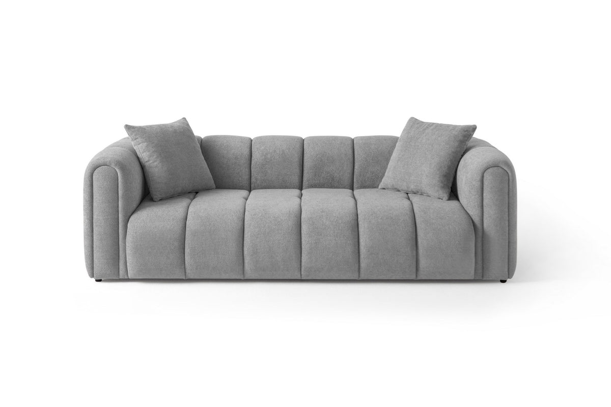 Graues 3-Sitzer Sofa N-Line von Hanah Home mit Boucle-Stoffbezug, Kunststoffbeinen und zwei losen Kissen im Wohnraum.