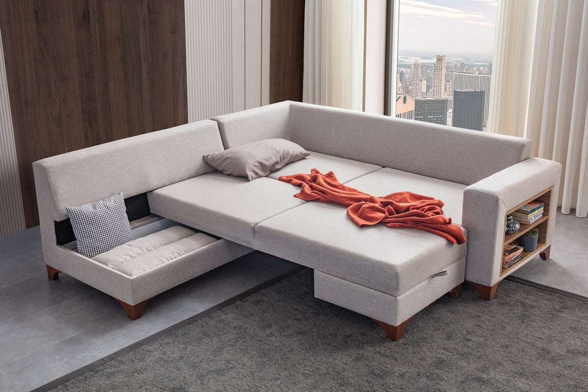 Cremefarbenes Eckschlafsofa T-Loft von Hanah Home mit Leinenstruktur-Stoffbezug, Kunststoffbeinen und acht dekorativen Kissen.
