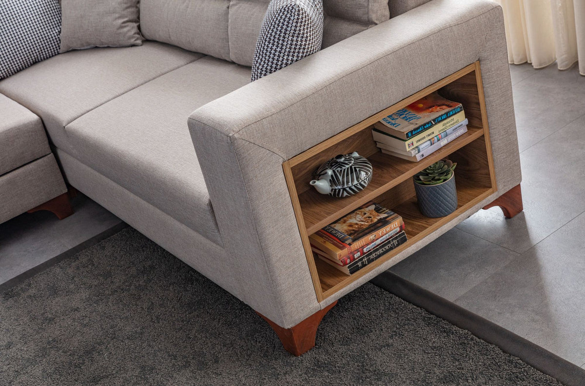 Cremefarbenes Eckschlafsofa T-Loft von Hanah Home mit Leinenstruktur-Stoffbezug, Kunststoffbeinen und acht dekorativen Kissen.