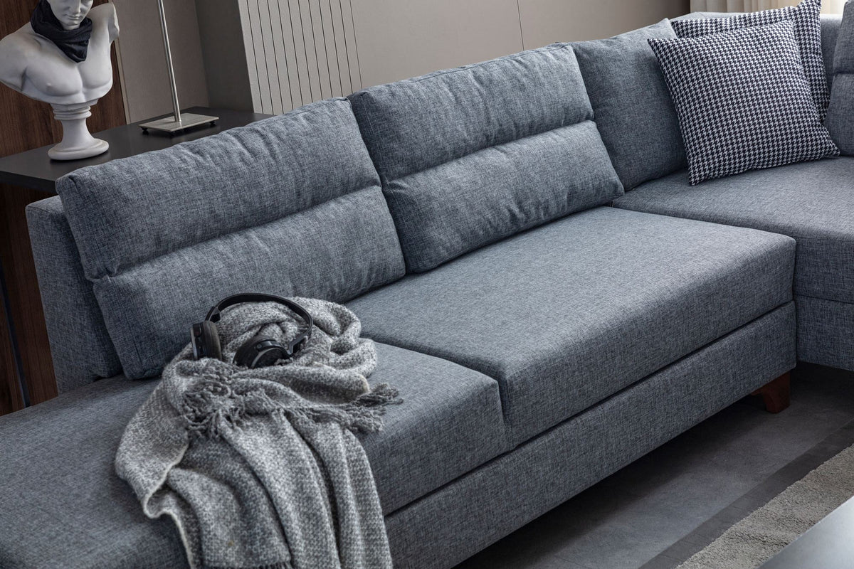 Graues Eckschlafsofa T-Loft mit Polyesterbezug in Leinenstruktur, Holzgestell, abnehmbarem Rückenkissen und mehreren Kissen.