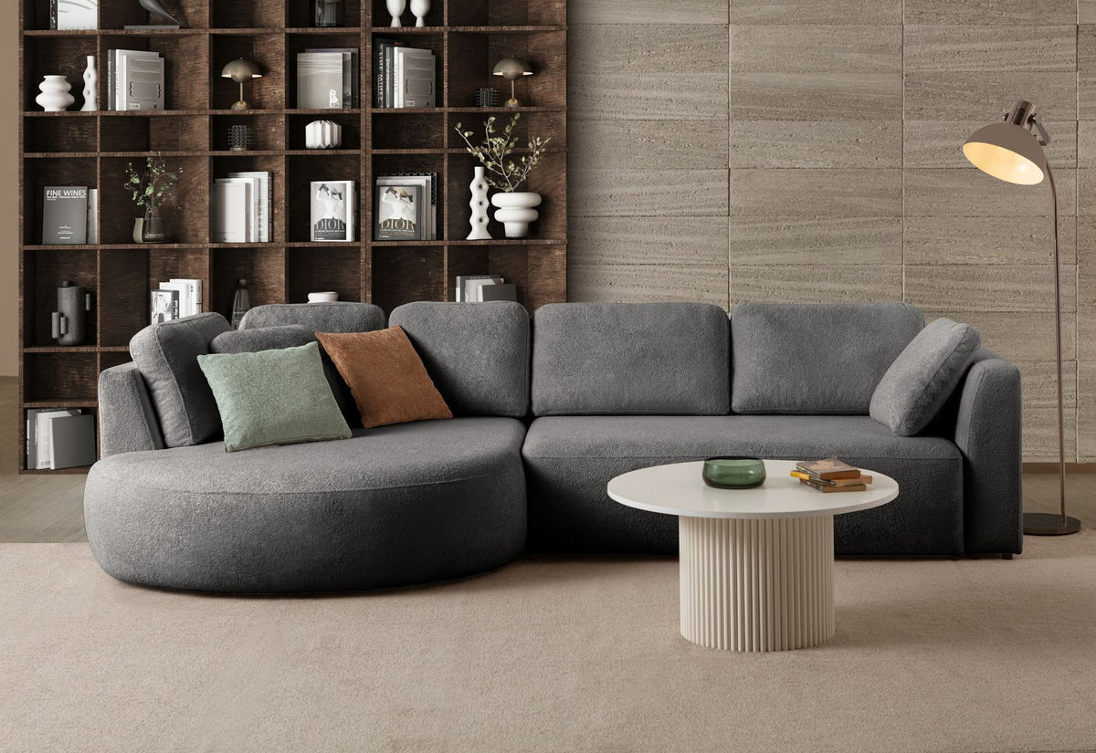 Anthrazitfarbenes Ecksofa Venezia links mit Lounge-Modul, 2-Sitzer-Modul, Kunststoffbeinen und neun Kissen, Polyesterstoff.