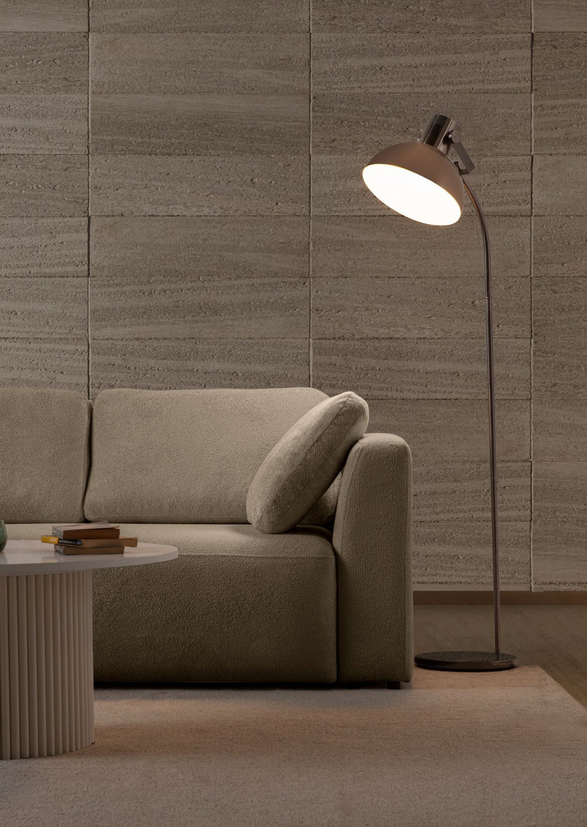 Braunes Ecksofa Venezia von Hanah Home mit Polyesterbezug, Hainbuchen-Gestell, sichtbaren Kunststoffbeinen und neun losen Kissen im Lounge-Modul.