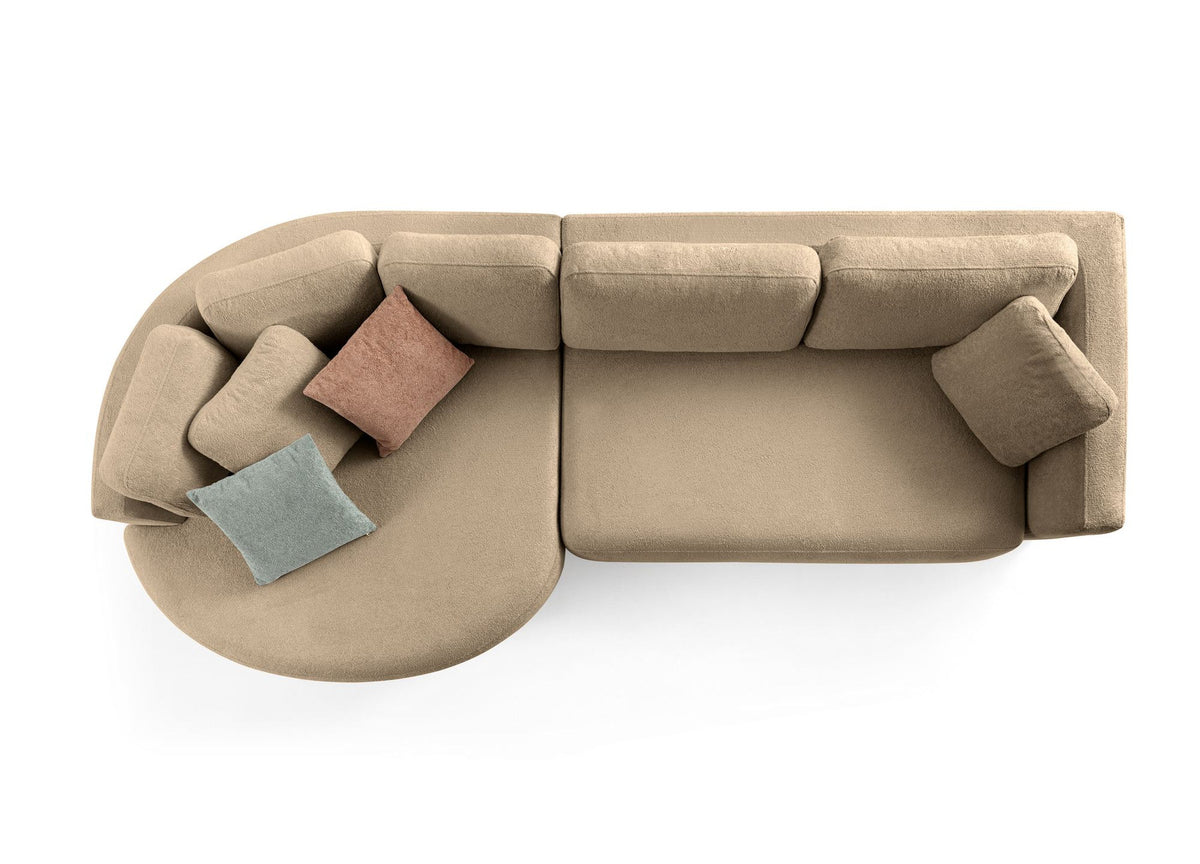 Braunes Ecksofa Venezia von Hanah Home mit Polyesterbezug, Hainbuchen-Gestell, sichtbaren Kunststoffbeinen und neun losen Kissen im Lounge-Modul.