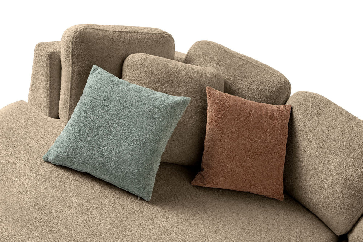 Braunes Ecksofa Venezia von Hanah Home mit Polyesterbezug, Hainbuchen-Gestell, sichtbaren Kunststoffbeinen und neun losen Kissen im Lounge-Modul.