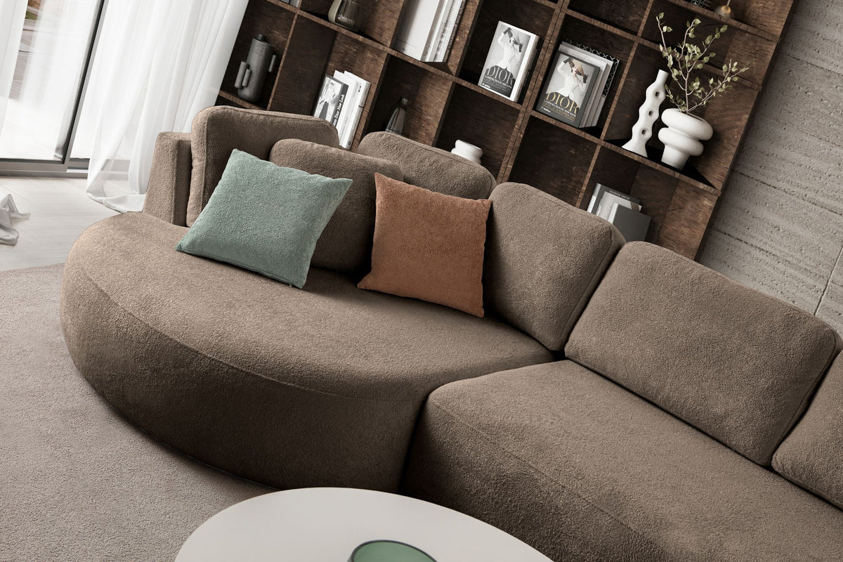 Dunkelbraunes Ecksofa Venezia mit Polyesterstoff, Kunststoffbeinen und neun Kissen, Eckform links, Loungemodul und 2-Sitzer-Modul kombiniert.