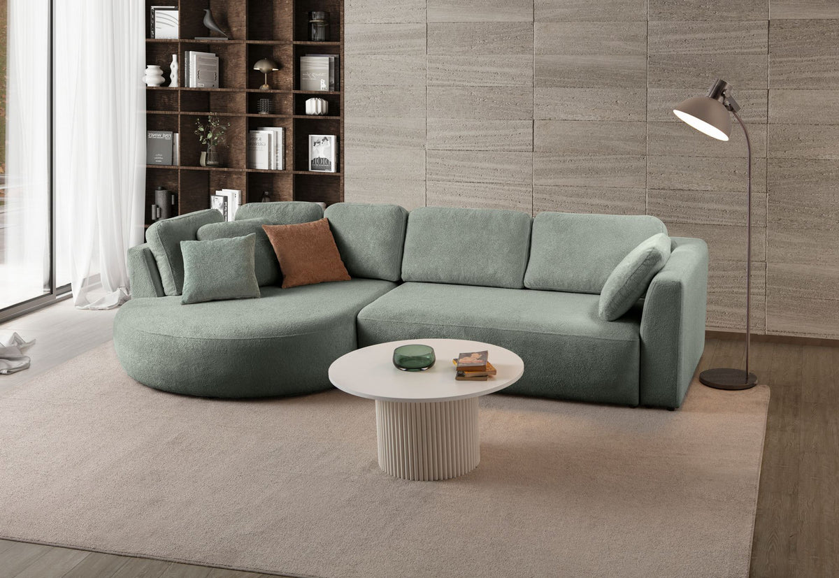 Grünes Ecksofa Venezia mit Lounge-Modul und 2-Sitzer-Modul, Polyesterstoff, Kunststoffbeinen, neun Kissen, Frontansicht.