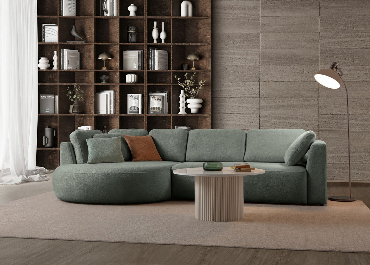 Grünes Ecksofa Venezia mit Lounge-Modul und 2-Sitzer-Modul, Polyesterstoff, Kunststoffbeinen, neun Kissen, Frontansicht.
