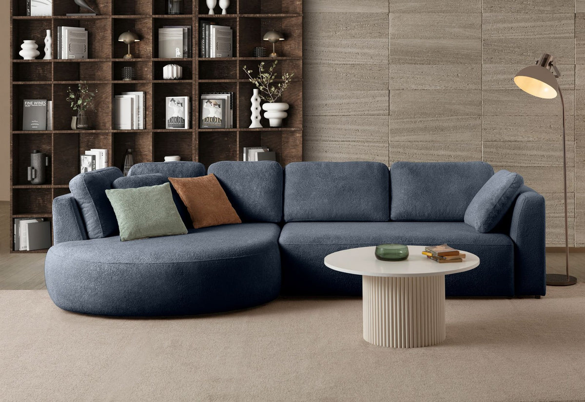 Marineblaues Ecksofa Venezia mit Polyesterbezug, Hainbuchen-Gestell, Kunststoffbeinen und neun losen Kissen, Loungemodul links.