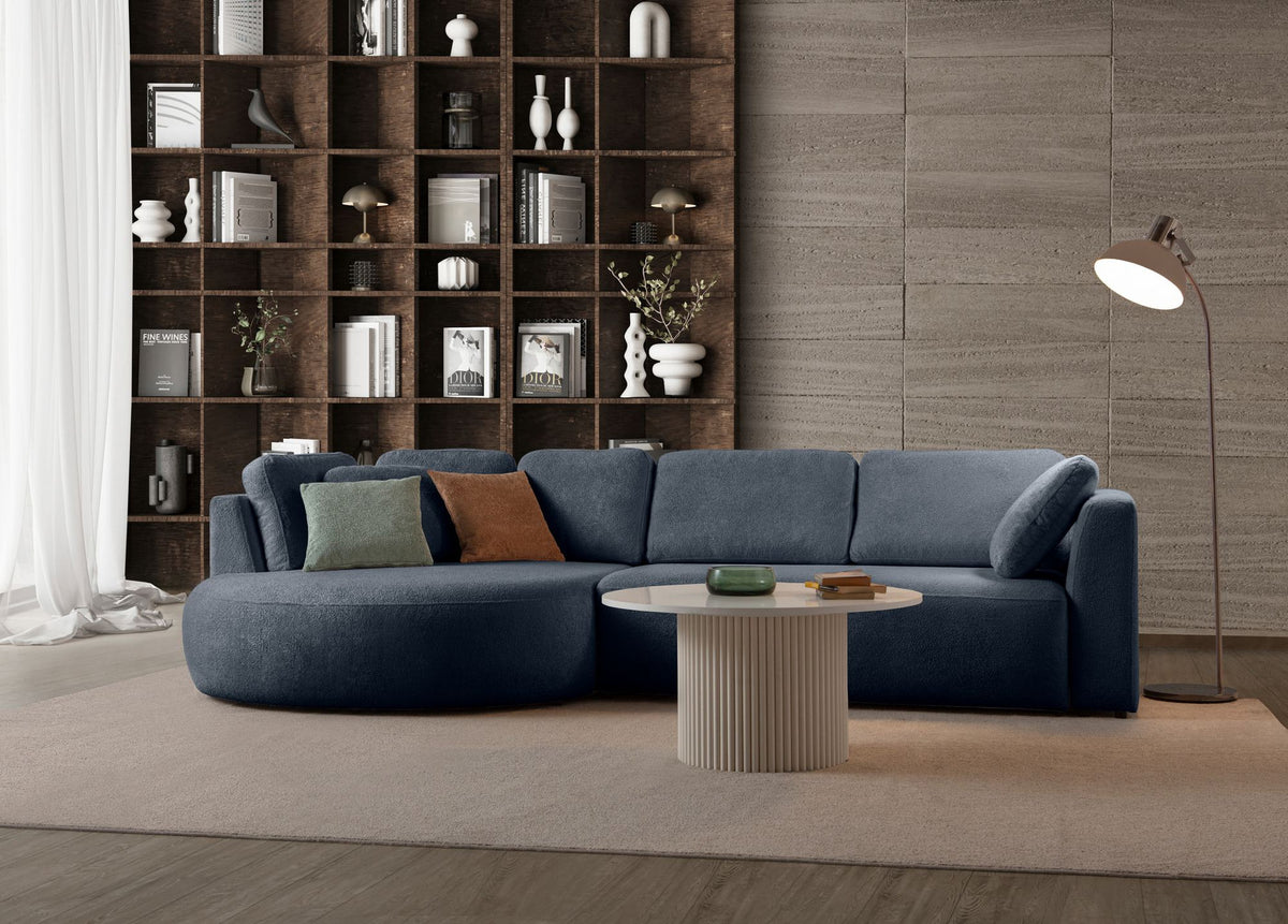Marineblaues Ecksofa Venezia mit Polyesterbezug, Hainbuchen-Gestell, Kunststoffbeinen und neun losen Kissen, Loungemodul links.