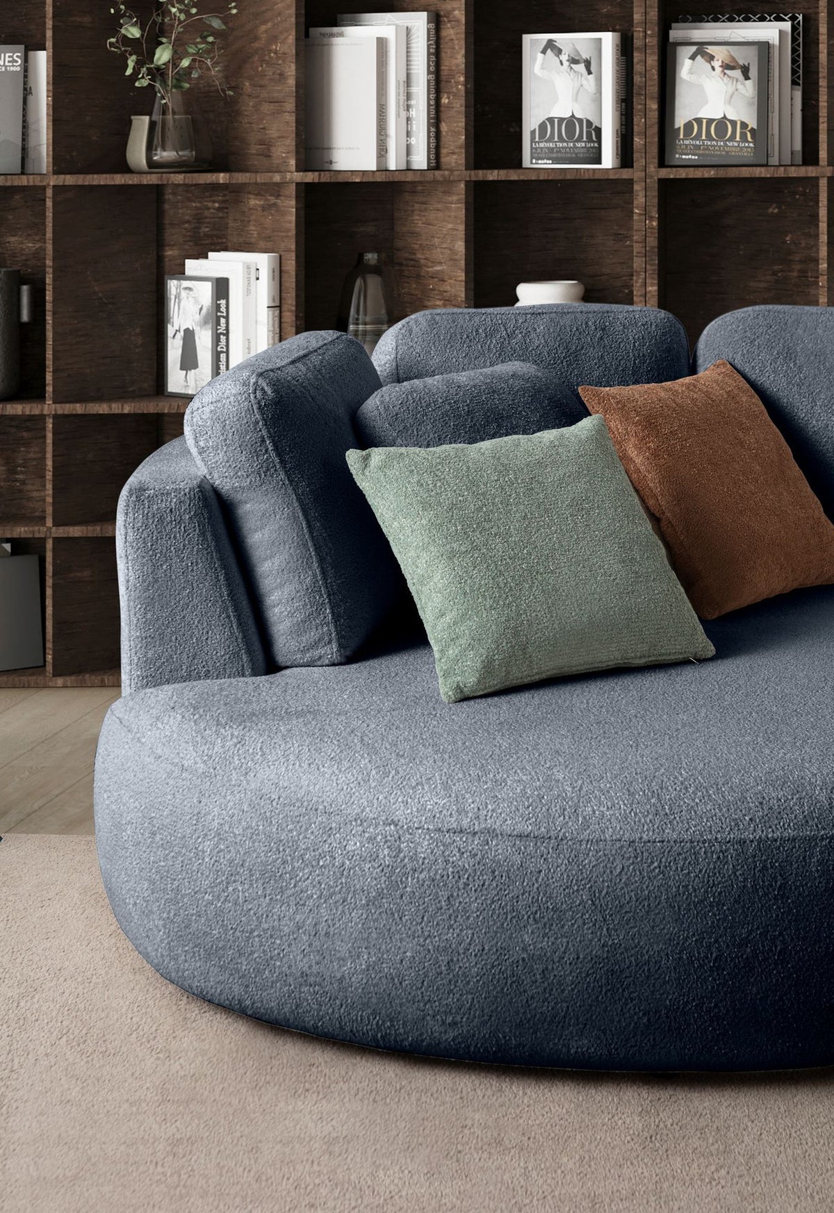Marineblaues Ecksofa Venezia mit Polyesterbezug, Hainbuchen-Gestell, Kunststoffbeinen und neun losen Kissen, Loungemodul links.