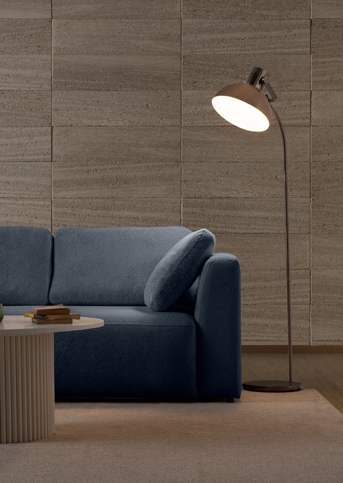 Marineblaues Ecksofa Venezia mit Polyesterbezug, Hainbuchen-Gestell, Kunststoffbeinen und neun losen Kissen, Loungemodul links.
