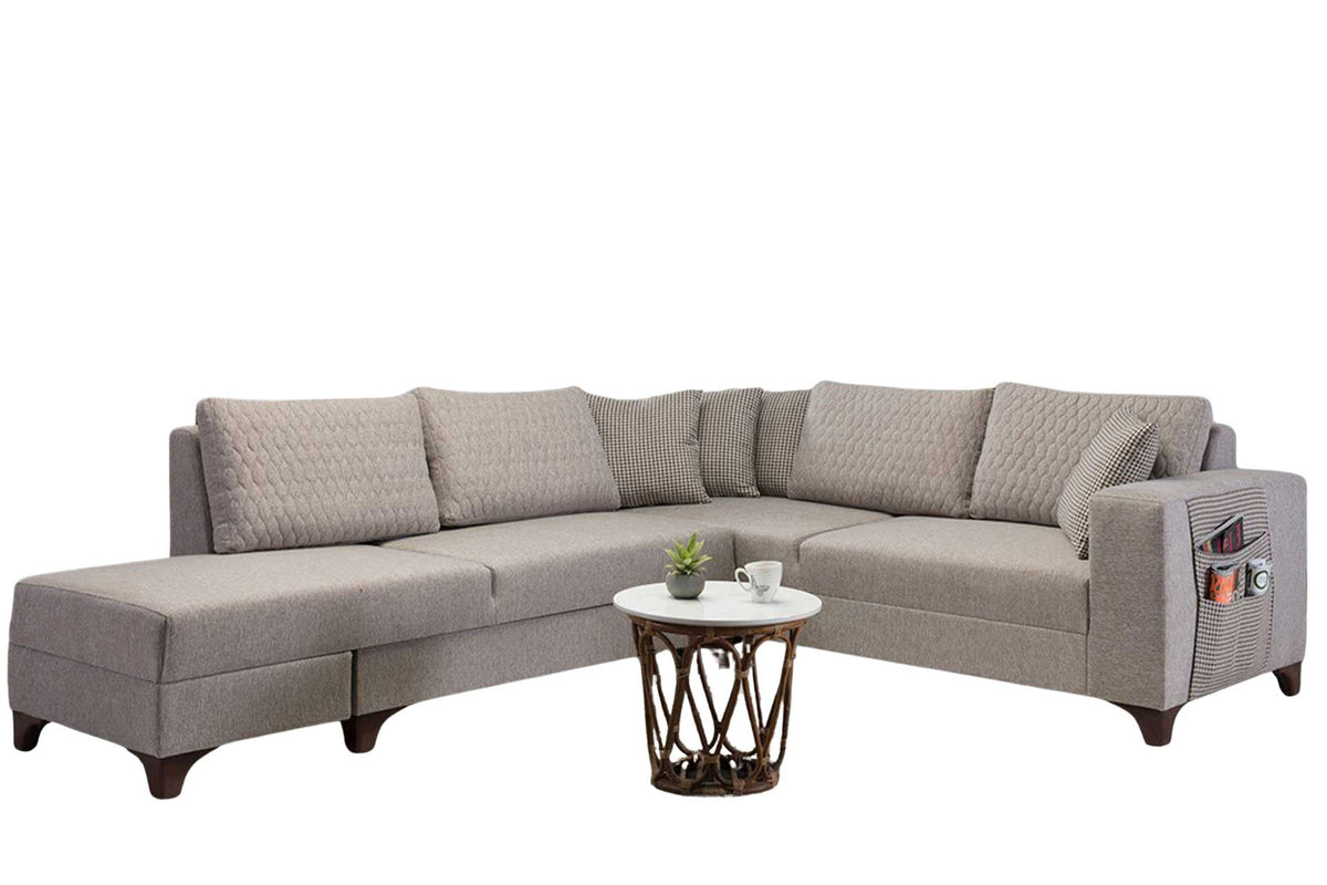 Cremefarbenes Eckschlafsofa Loft von Hanah Home mit Leinenstruktur-Stoff, Kunststoffbeinen und mehreren losen Kissen im Wohnbereich.