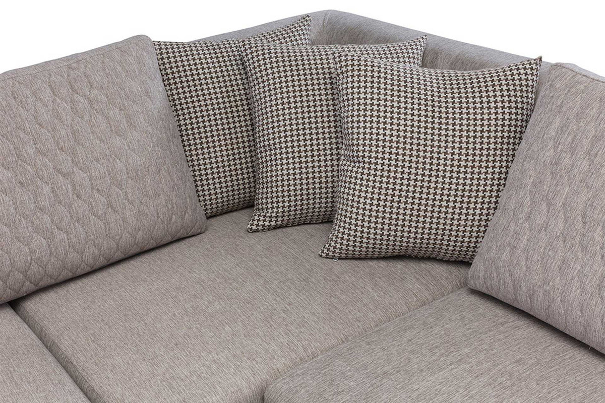 Cremefarbenes Eckschlafsofa Loft von Hanah Home mit Leinenstruktur-Stoff, Kunststoffbeinen und mehreren losen Kissen im Wohnbereich.