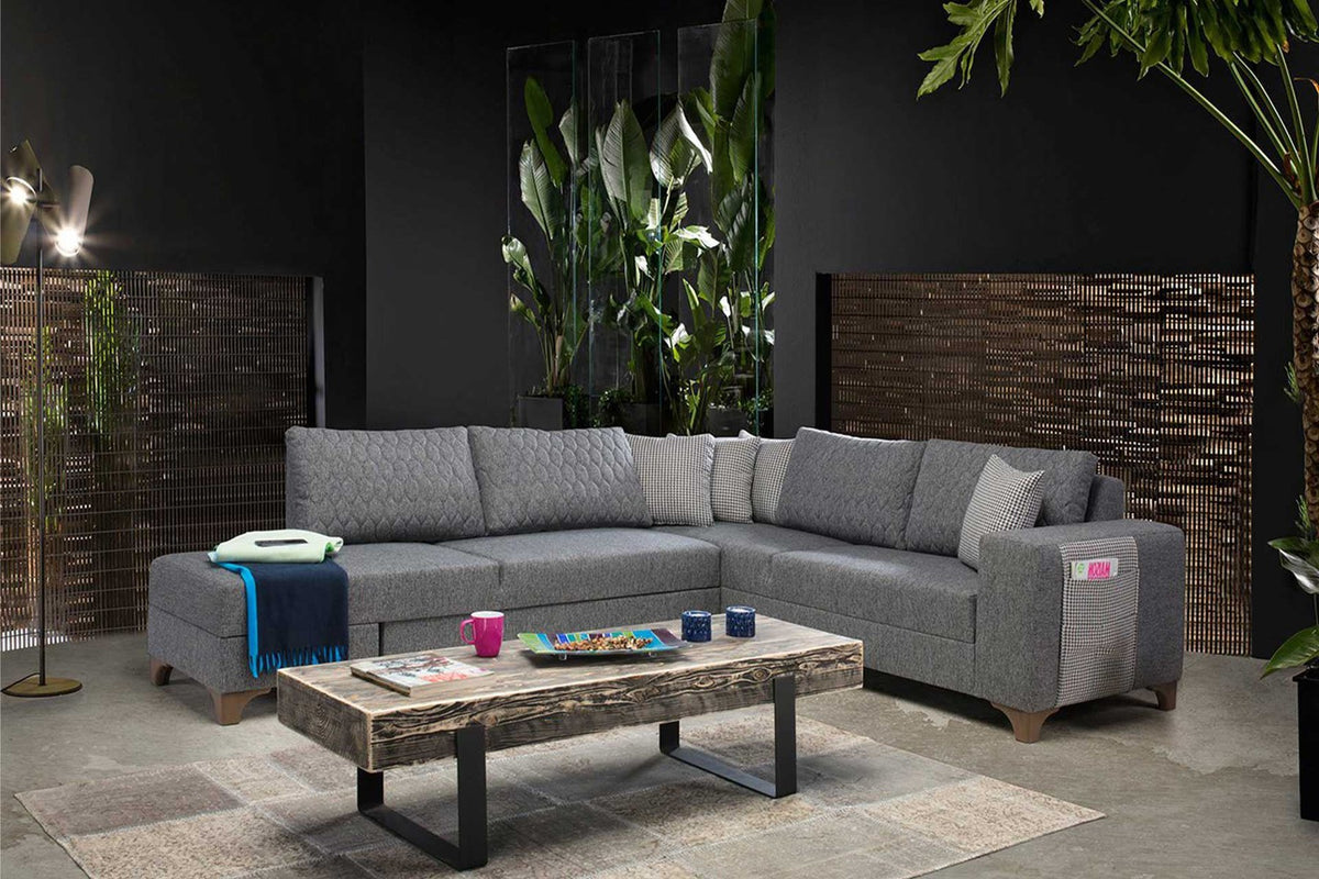 Graues Eckschlafsofa mit Leinenstruktur-Polyesterbezug, Holzgestell und Kunststoffbeinen, inklusive acht Kissen und abnehmbarem Rückenkissen.