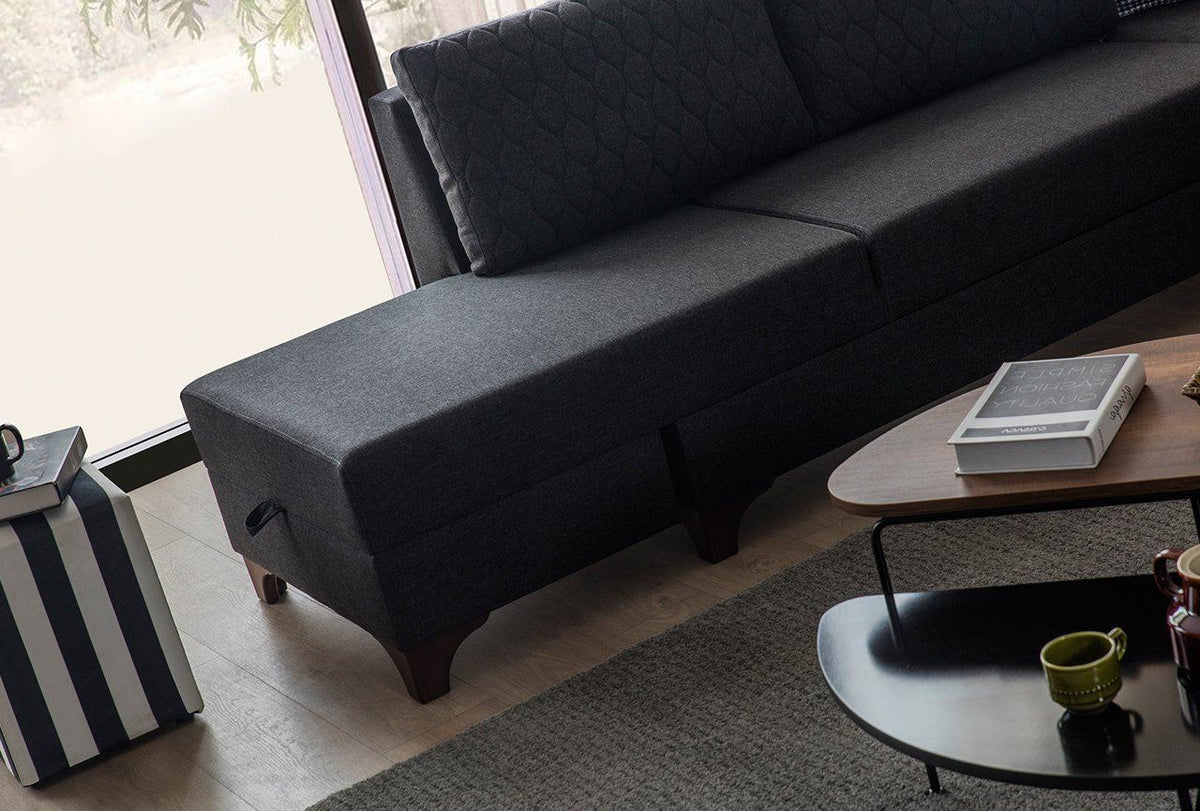 Eckschlafsofa links in Anthrazit von Hanah Home mit Leinenstruktur-Bezug, Kunststoffbeinen und acht Kissen im Wohnraum.