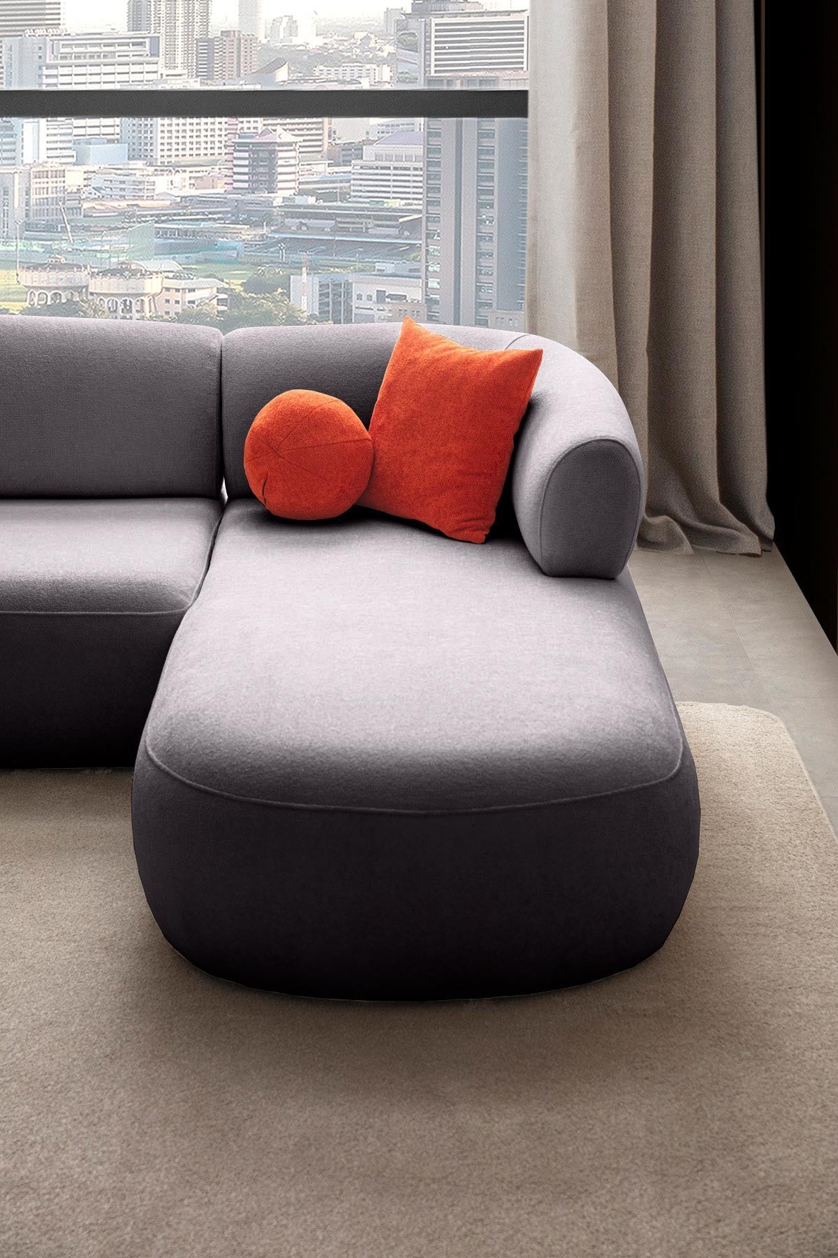 Dunkelgraues Roma Ecksofa rechts von Hanah Home mit Boucle-Stoff, Kunststoffbeinen und vier passenden Kissen im Wohnzimmer.