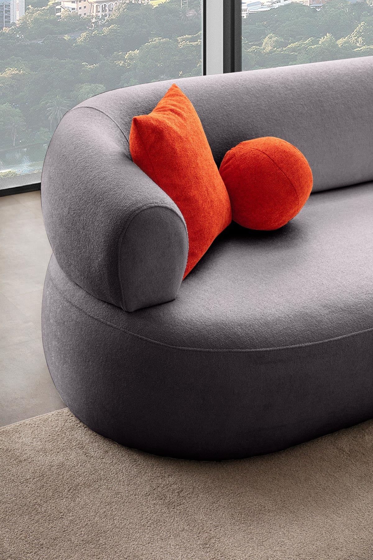 Dunkelgraues Roma Ecksofa rechts von Hanah Home mit Boucle-Stoff, Kunststoffbeinen und vier passenden Kissen im Wohnzimmer.
