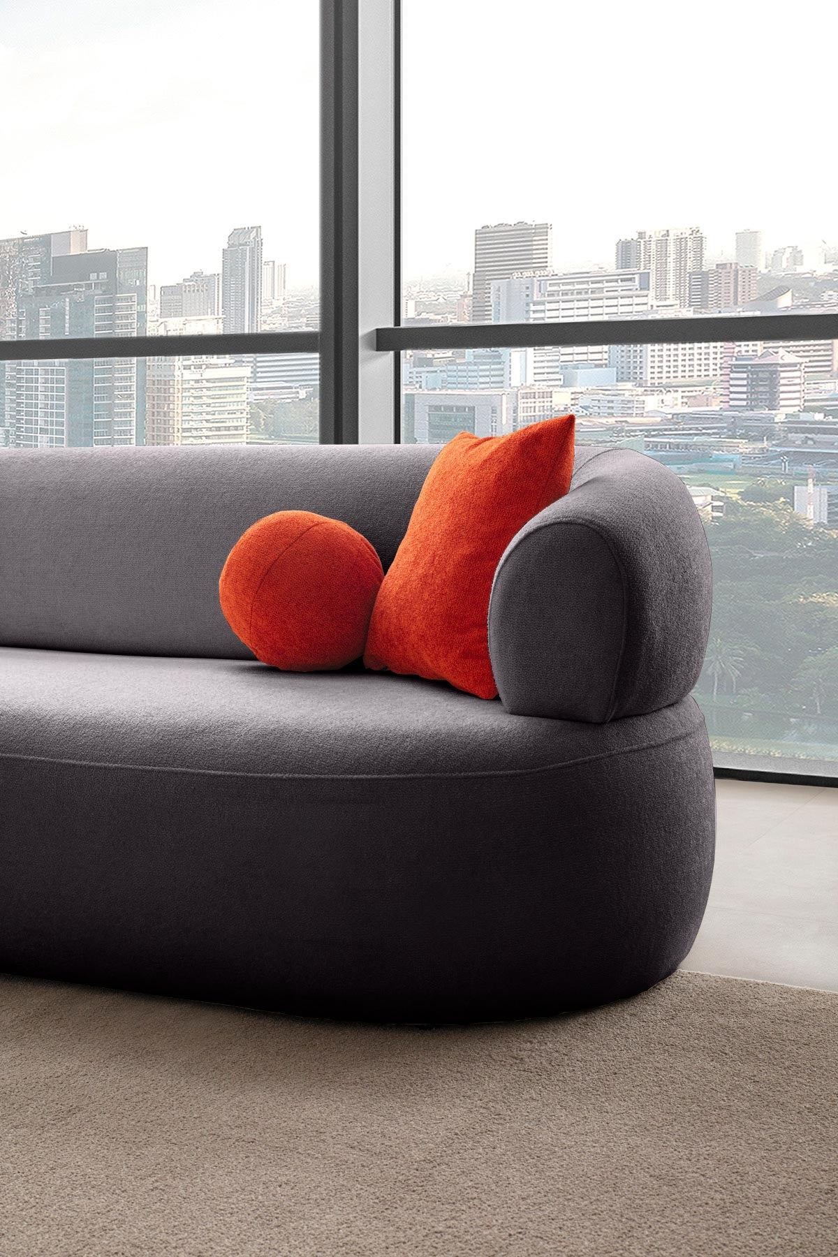 Dunkelgraues Ecksofa Roma von Hanah Home mit Boucle-Stoffbezug, Kunststoffbeinen und vier losen Kissen, links ausgerichtet.