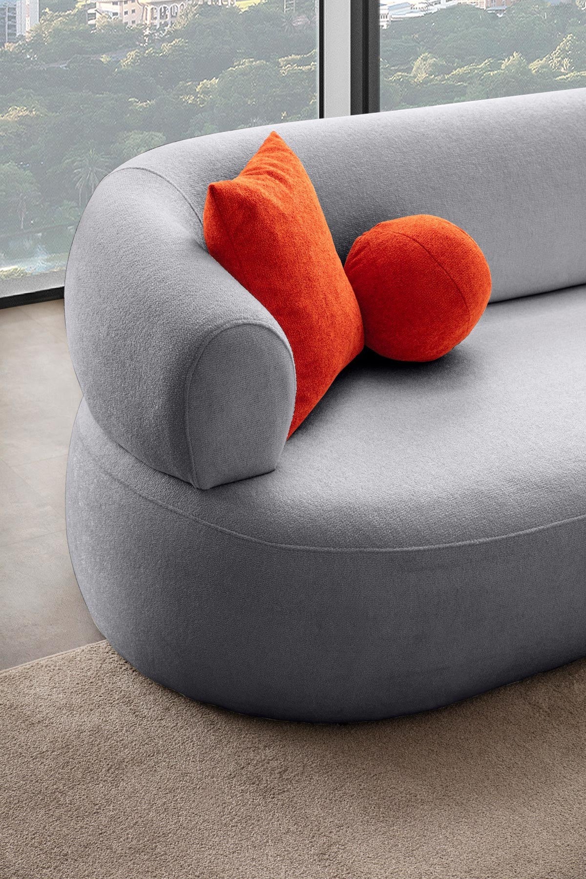 Graues Ecksofa Roma mit Boucle-Stoff-Bezug, Kunststoffbeinen und vier Kissen, rechte Sitzform, Gestell aus Hainbuche und Spanplatte.