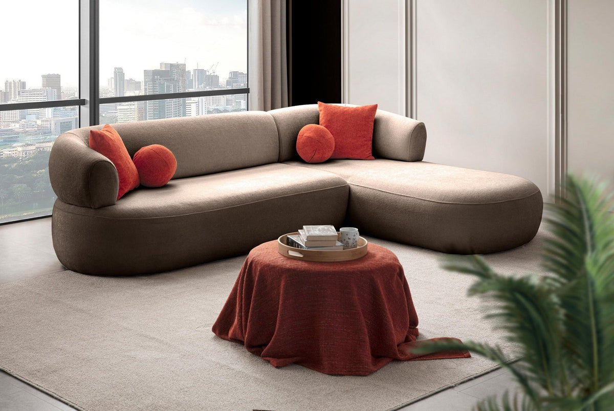 Ecksofa rechts in Mink mit Bouclé-Stoffbezug, Holzgestell und Kunststoffbeinen, inklusive vier Zierkissen, im Wohnzimmer platziert